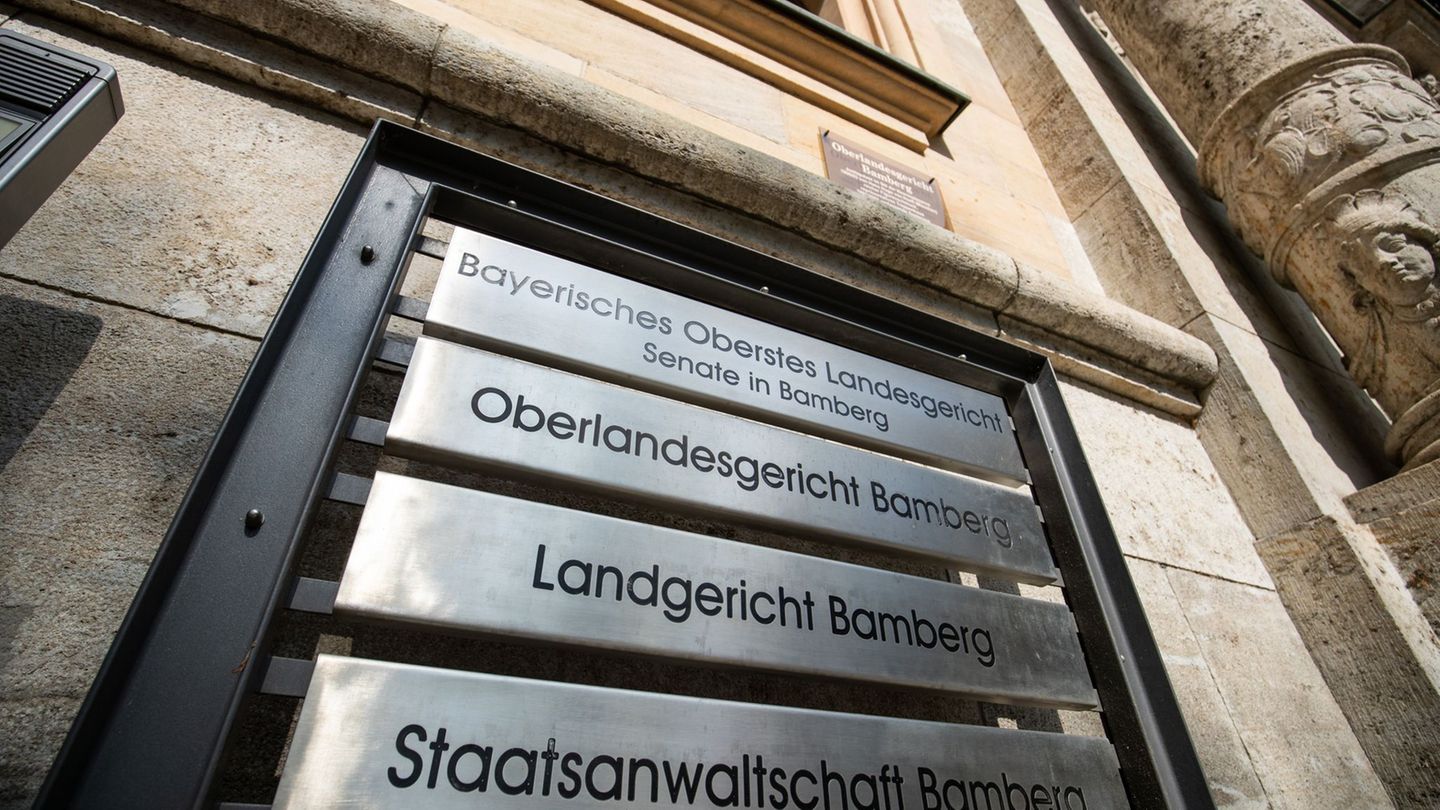Nachdem der 56-Jährige seine Frau und seinen Sohn vergiftet haben soll, soll der Mann mit einer Internetbekanntschaft nach Frank