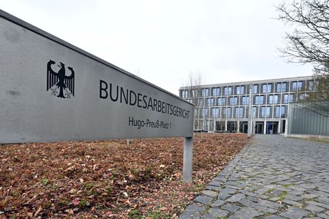 Das Bundesarbeitsgericht verhandelt über Lohngerechtigkeit zwischen Frauen und Männern (Illustration). Foto: Martin Schutt/dpa