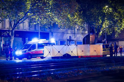 Einsatzkräfte sichern den Tatort. Foto: Moritz Frankenberg/dpa