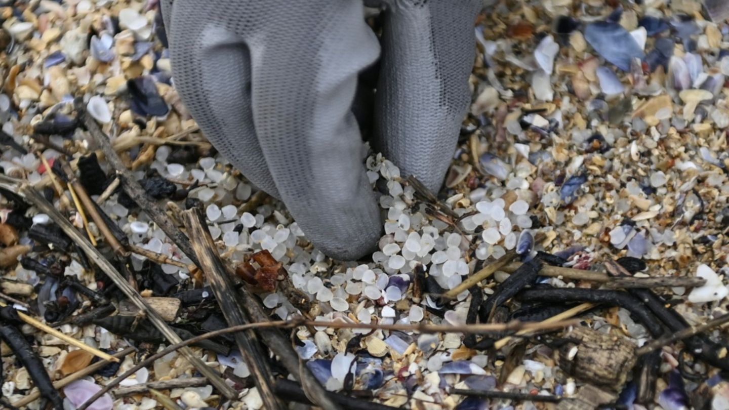 Mikroplastik an einem Strand in Spanien