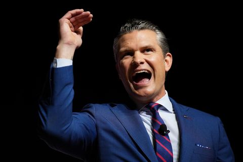 Pentagon-Chef Pete Hegseth vergleicht Drogenkartelle mit der Terrororganisation Al-Kaida. (Archivbild) Foto: Andrew Harnik/Pool