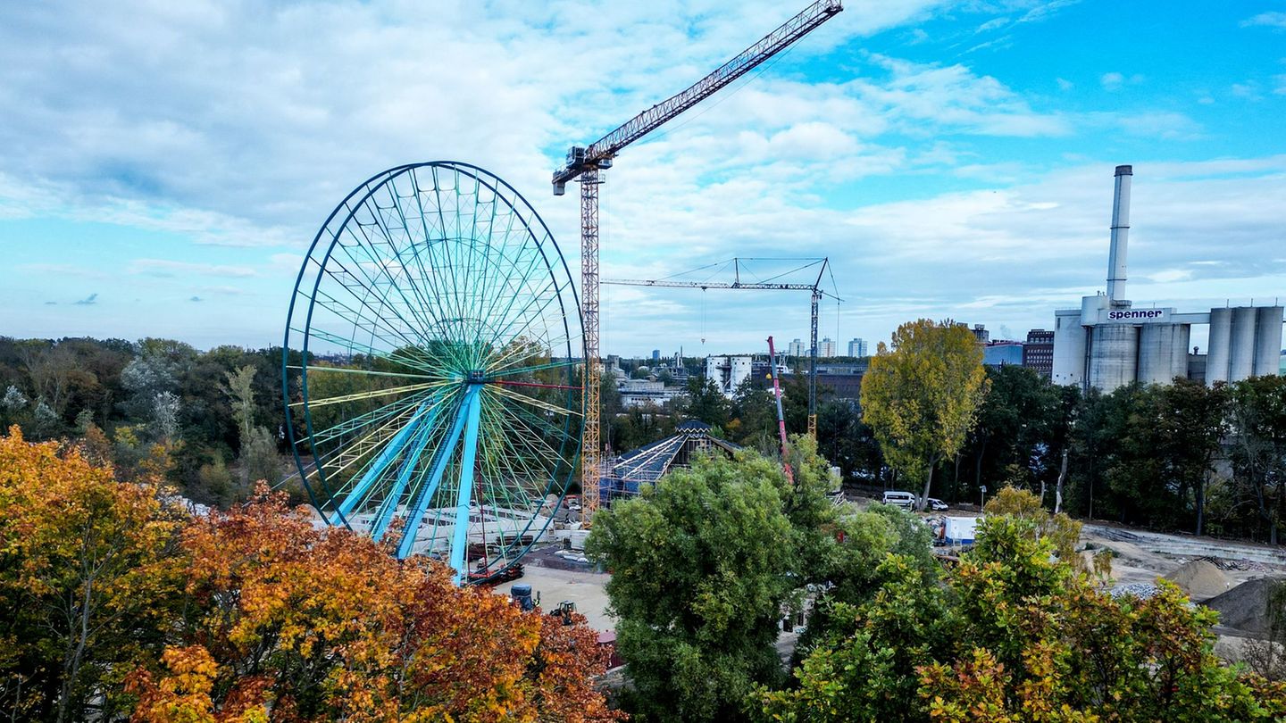 Das Riesenrad soll Herzstück des neuen Spreeparks sein. Foto: Britta Pedersen/dpa