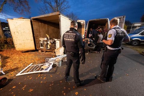 Die Sperrmüll-Sammler müssen ihre Transporter ausräumen. Foto: Marijan Murat/dpa