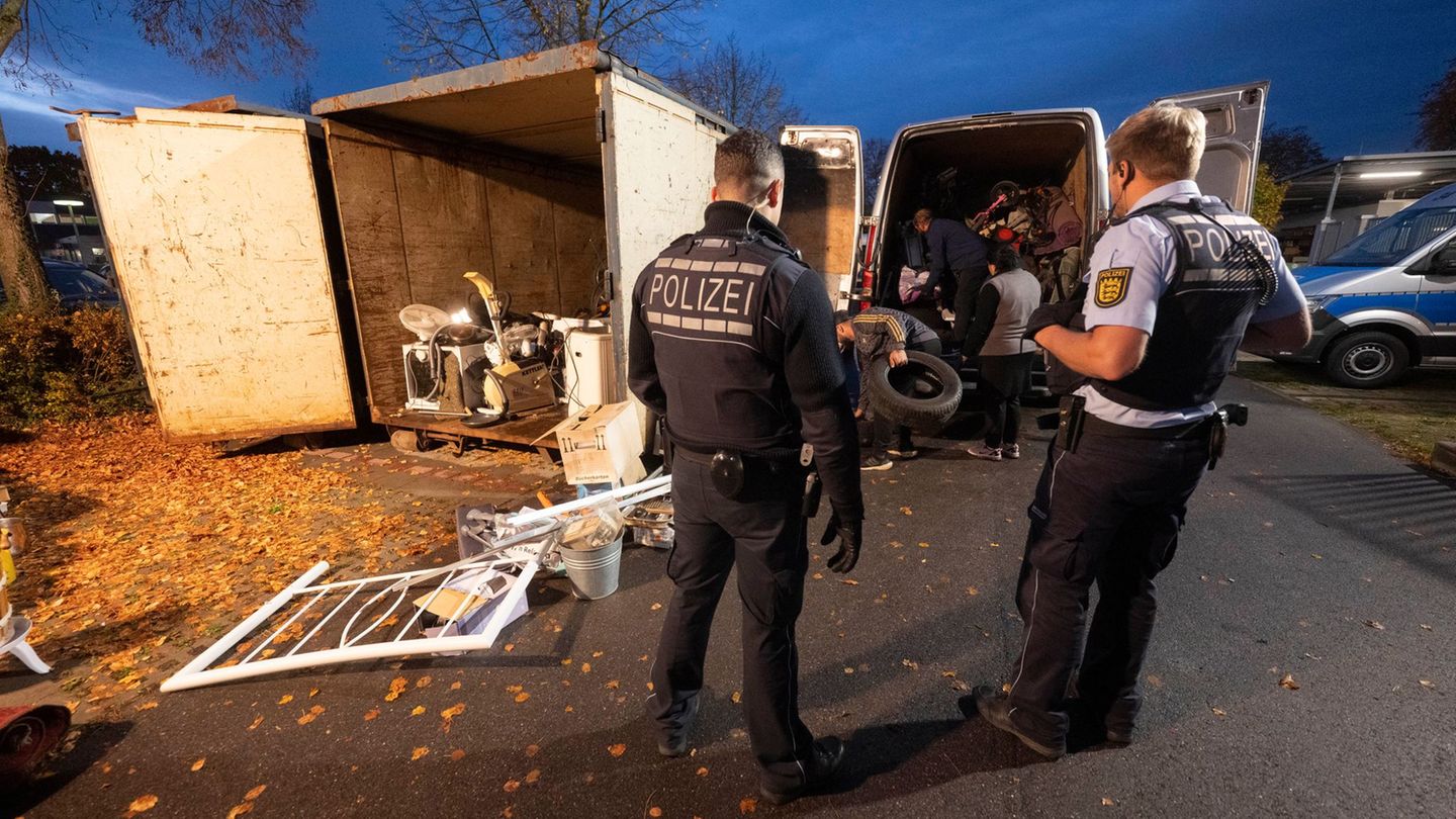 Die Sperrmüll-Sammler müssen ihre Transporter ausräumen. Foto: Marijan Murat/dpa