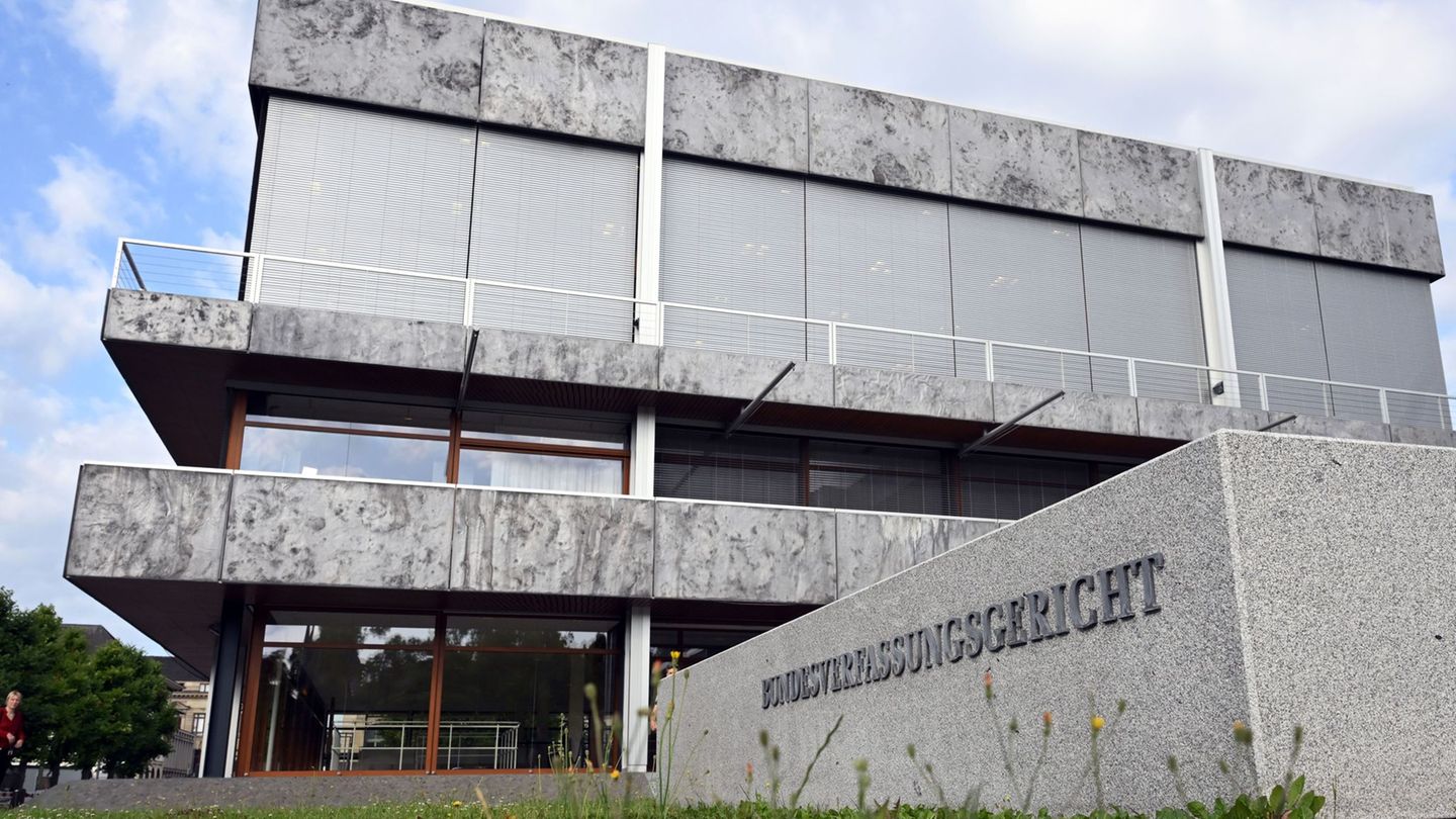 Karlsruhe hat ein Urteil aus Erfurt unter die Lupe genommen. (Archivbild) Foto: Uli Deck/dpa