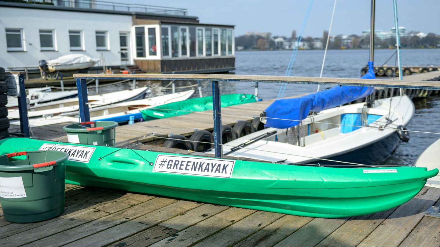 Mit den Booten von "GreenKayak" wurde Tonnenweise Müll aus Gewässern im Norden gezogen. (Archivbild) Foto: Axel Heimken/dpa
