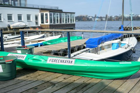 Mit den Booten von "GreenKayak" wurde Tonnenweise Müll aus Gewässern im Norden gezogen. (Archivbild) Foto: Axel Heimken/dpa