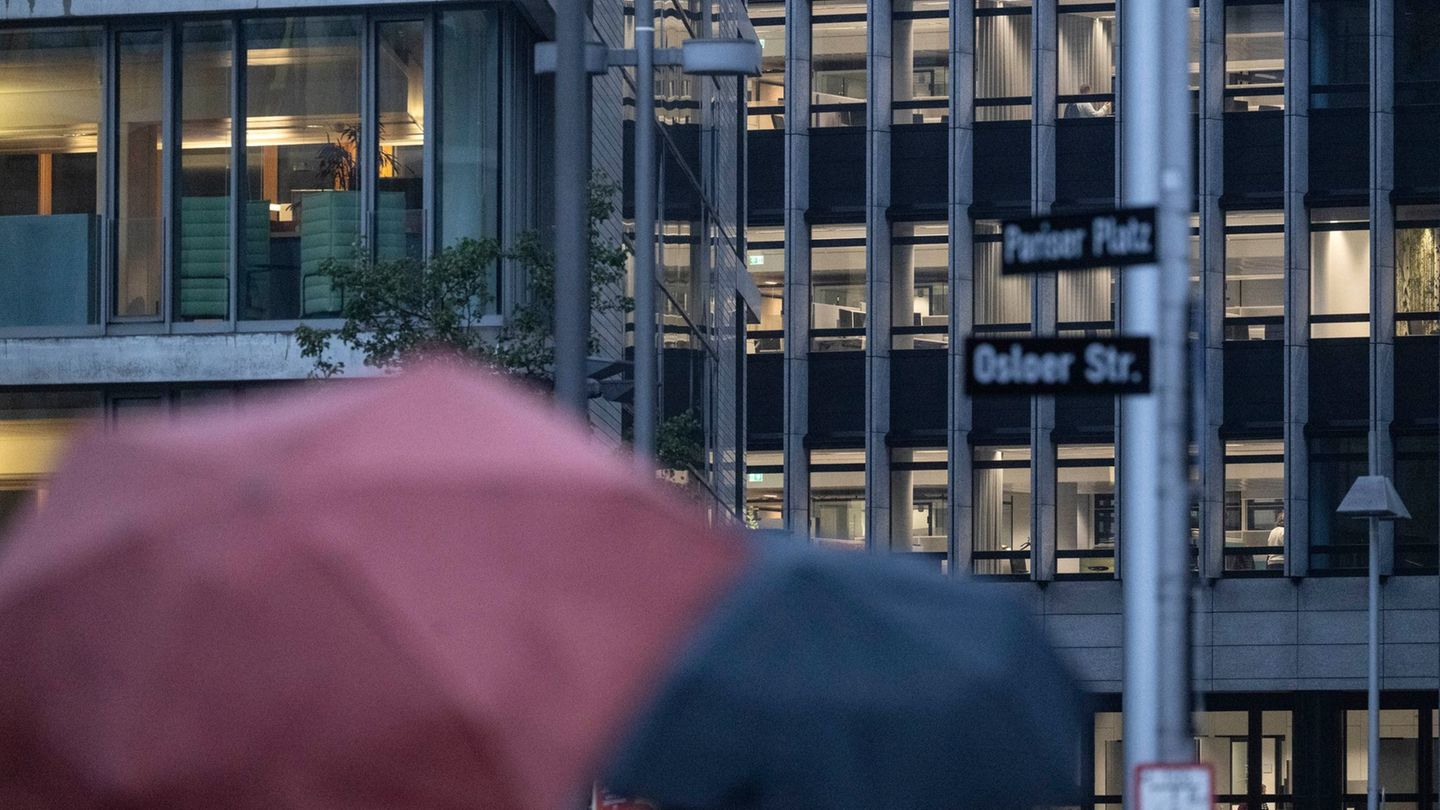 Der Deutsche Wetterdienst rechnet mit stürmischem Wetter. (Archivbild) Foto: Marijan Murat/dpa