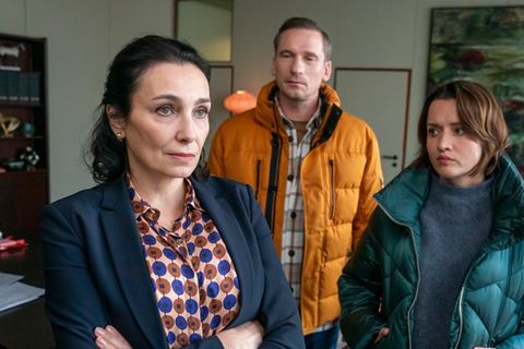 "Wendepunkt - Der Usedom-Krimi": Antonias Halbschwester Lena Nowak (Katerina Medvedeva, li.) wird von Rainer Witt (Till Firit)