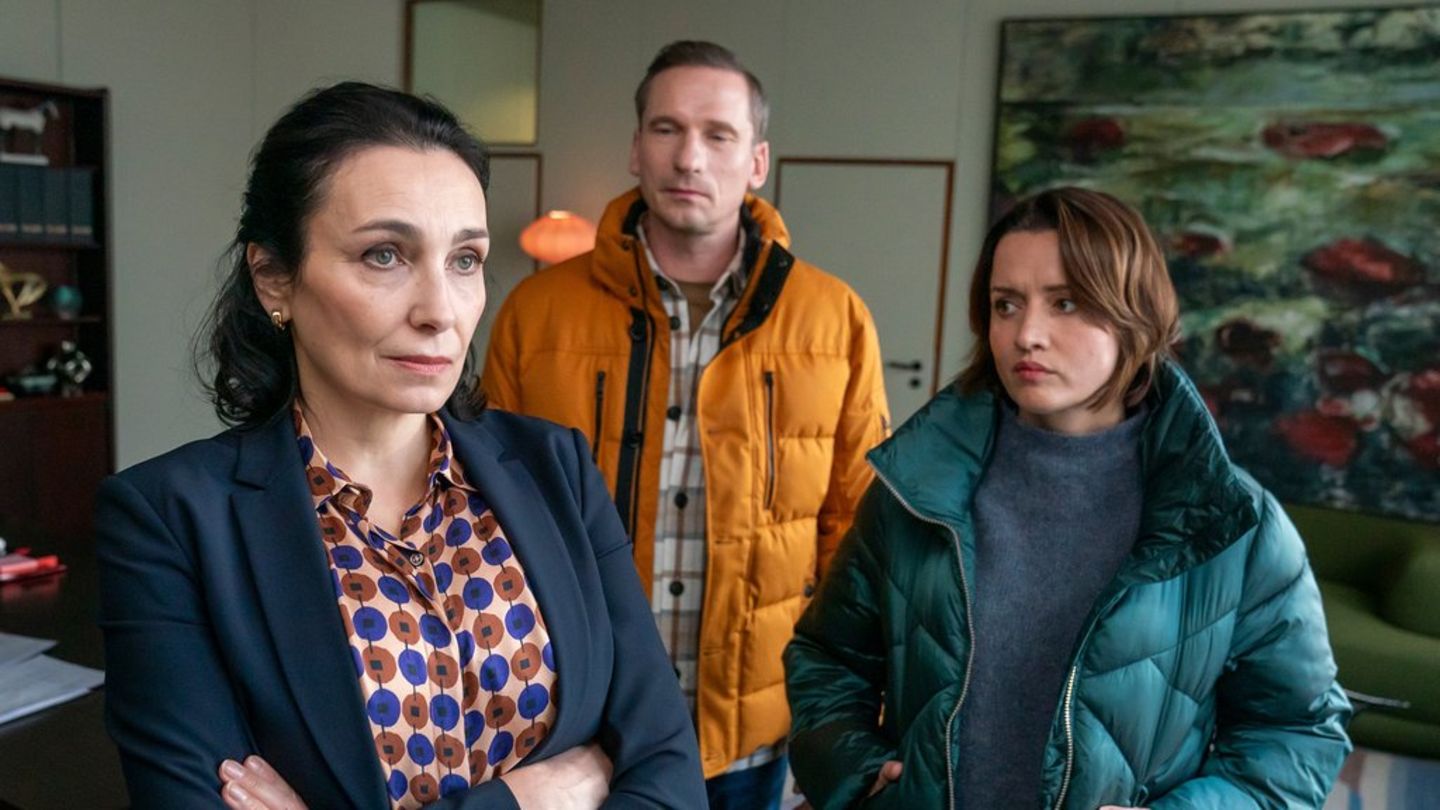 "Wendepunkt - Der Usedom-Krimi": Antonias Halbschwester Lena Nowak (Katerina Medvedeva, li.) wird von Rainer Witt (Till Firit)