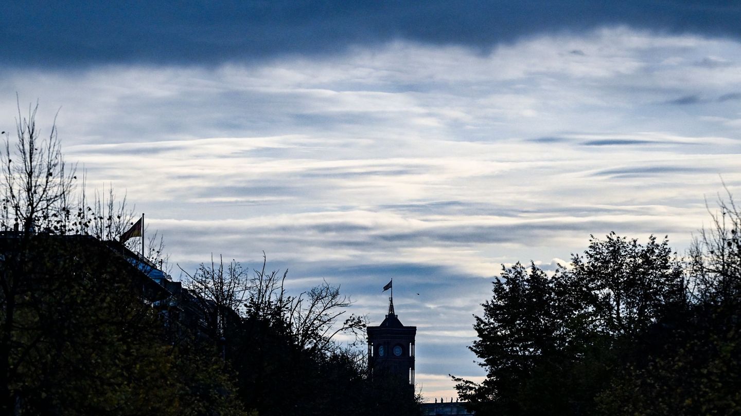 Das Wetter zum Wochenende hin bleibt kühl und unbeständig. Foto: Jens Kalaene/dpa