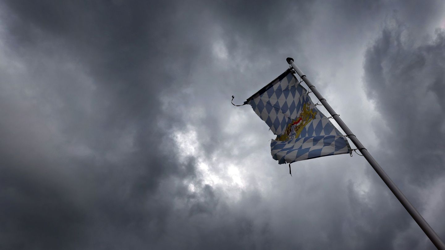 Der Deutsche Wetterdienst rechnet mit stürmischem Wetter. (Archivbild) Foto: Karl-Josef Hildenbrand/dpa