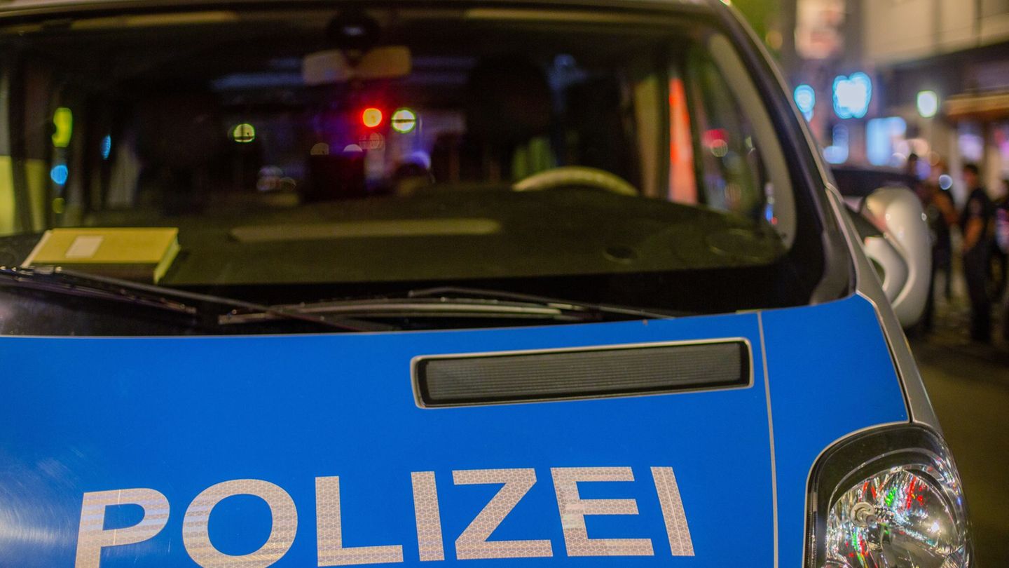Der Fahrer fuhr bei seiner Flucht mehrfach gegen Polizeiautos. (Symbolbild) Foto: Fernando Gutierrez-Juarez/dpa-Zentralbild/dpa