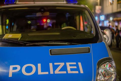 Der Fahrer fuhr bei seiner Flucht mehrfach gegen Polizeiautos. (Symbolbild) Foto: Fernando Gutierrez-Juarez/dpa-Zentralbild/dpa