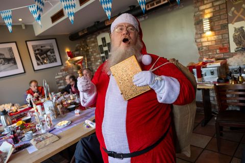 Bastian Kluth, einer der Teilnehmer der Weihnachtsmann-Schulung, zeigt sein Kostüm. Foto: Thomas Banneyer/dpa