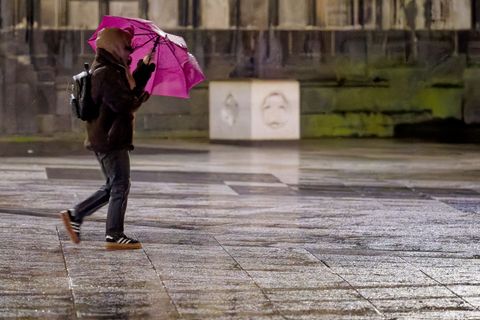 Der Deutsche Wetterdienst sagt für heute Sturm und Regen voraus. Foto: Henning Kaiser/dpa