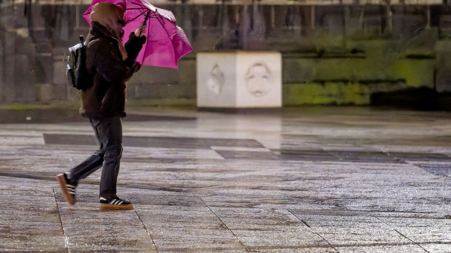 Der Deutsche Wetterdienst sagt für heute Sturm und Regen voraus. Foto: Henning Kaiser/dpa