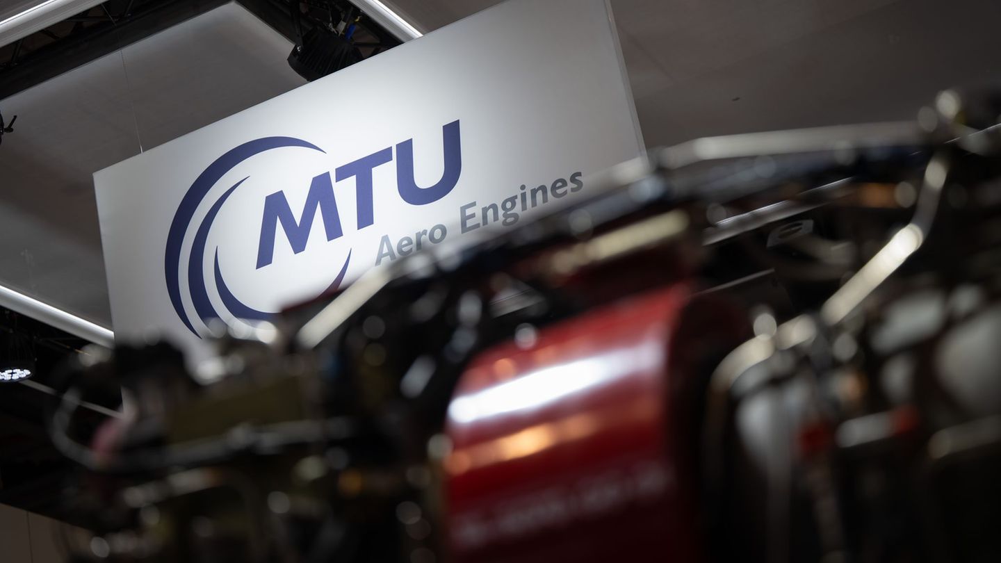 Der Triebwerkshersteller MTU erwartet mehr Gewinn. Foto: Sebastian Gollnow/dpa
