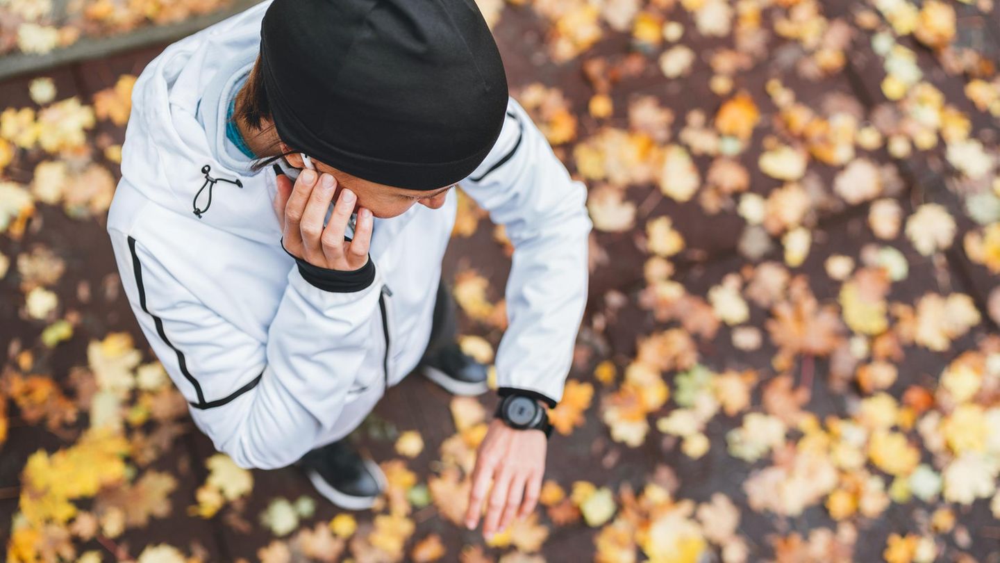 Geschenke für Läufer:innen: Läuferin im Herbstlaub