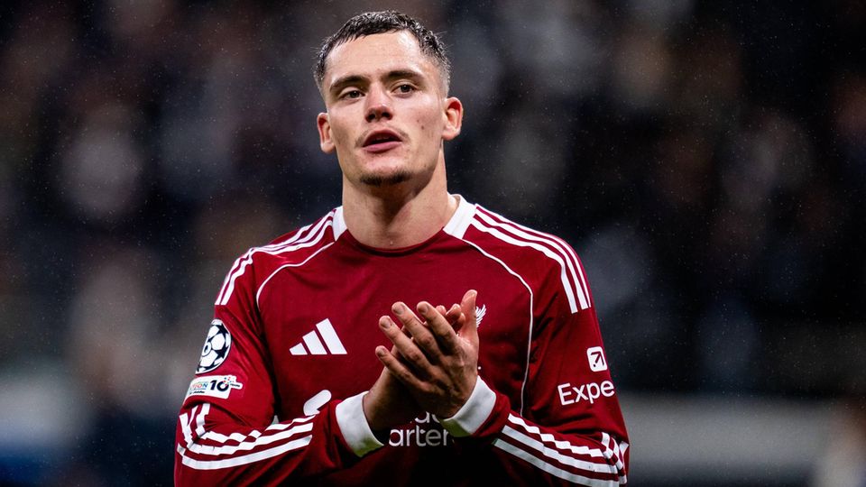 Liverpool Spieler Florian Wirtz beim Spiel gegen Eintracht Frankfurt Liverpool Spieler Florian Wirtz beim Spiel gegen Eintracht Frankfurt