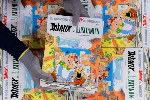 Ausgaben des neuen Asterix-Bandes Nummer 41. Foto: Rolf Vennenbernd/dpa