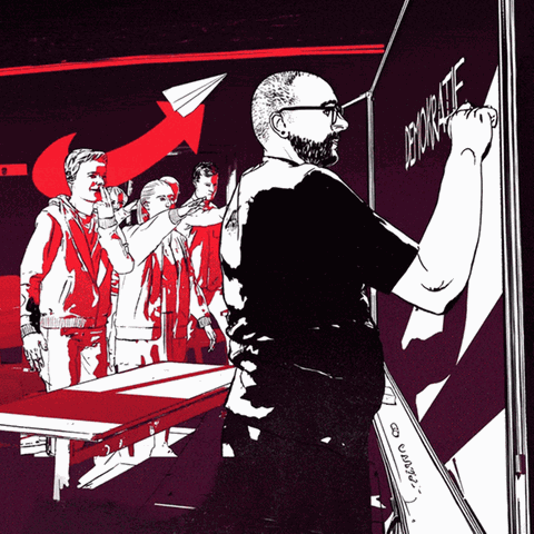 Der Lehrer schreibt "Demokratie" an die Tafel, während Schüler im Hintergrund den Hitlergruß zeigen