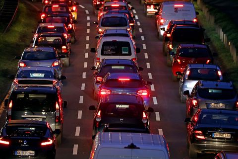 Rund fünf Millionen Menschen in Nordrhein-Westfalen pendeln in eine andere Stadt zur Arbeit. Foto: Oliver Berg/dpa