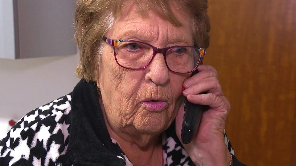 Telefonbetrüger wollen 92-Jährige abzocken – doch Erika lockt sie in die Falle