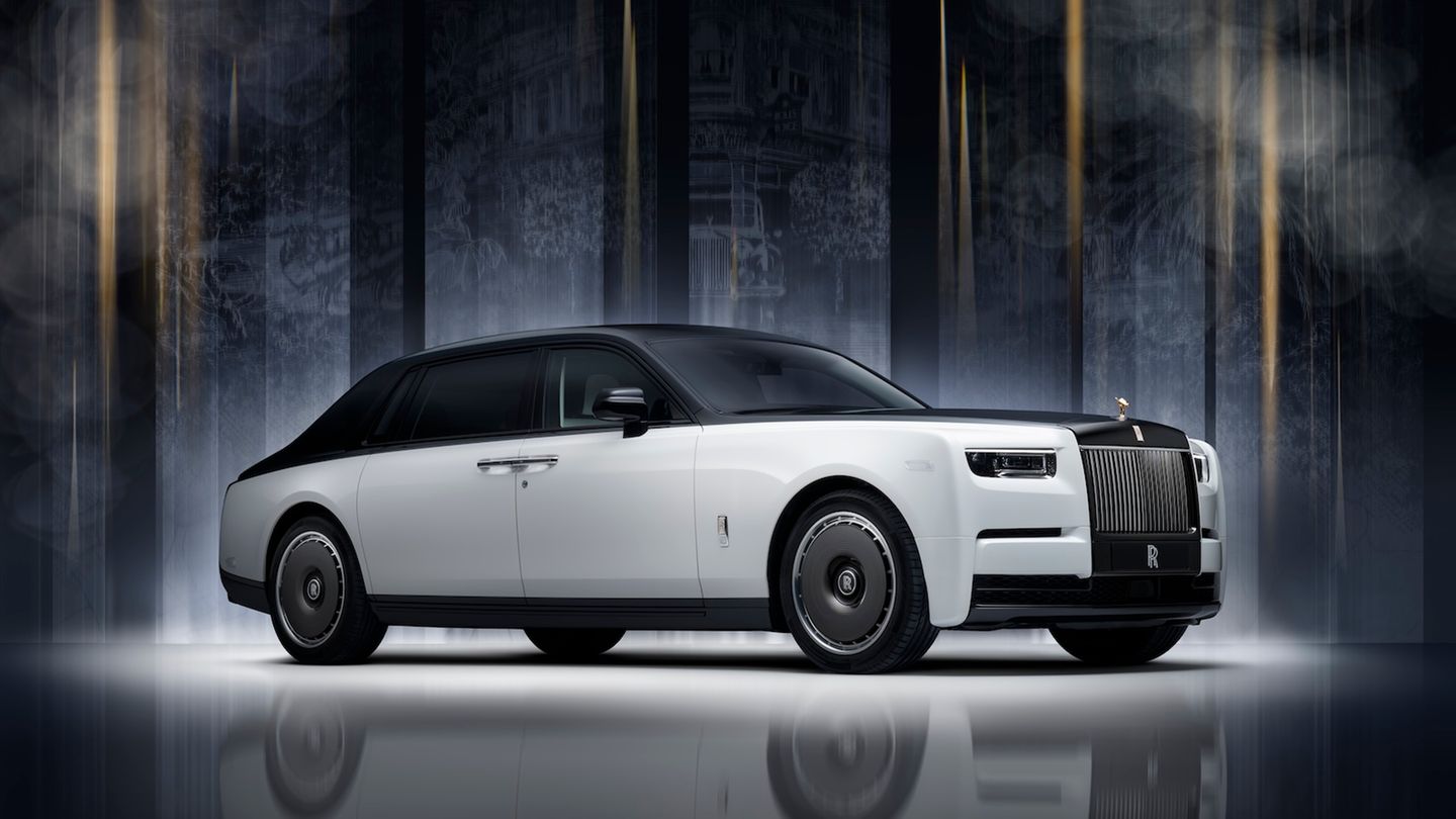 Rolls-Royce Phantom: Special edition with gold hood ornament