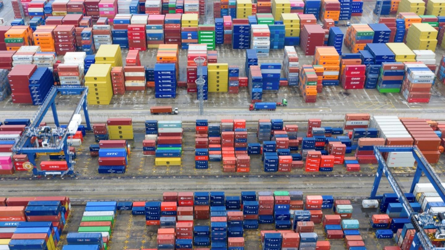 Containerverladung im chinesischen Nanjing