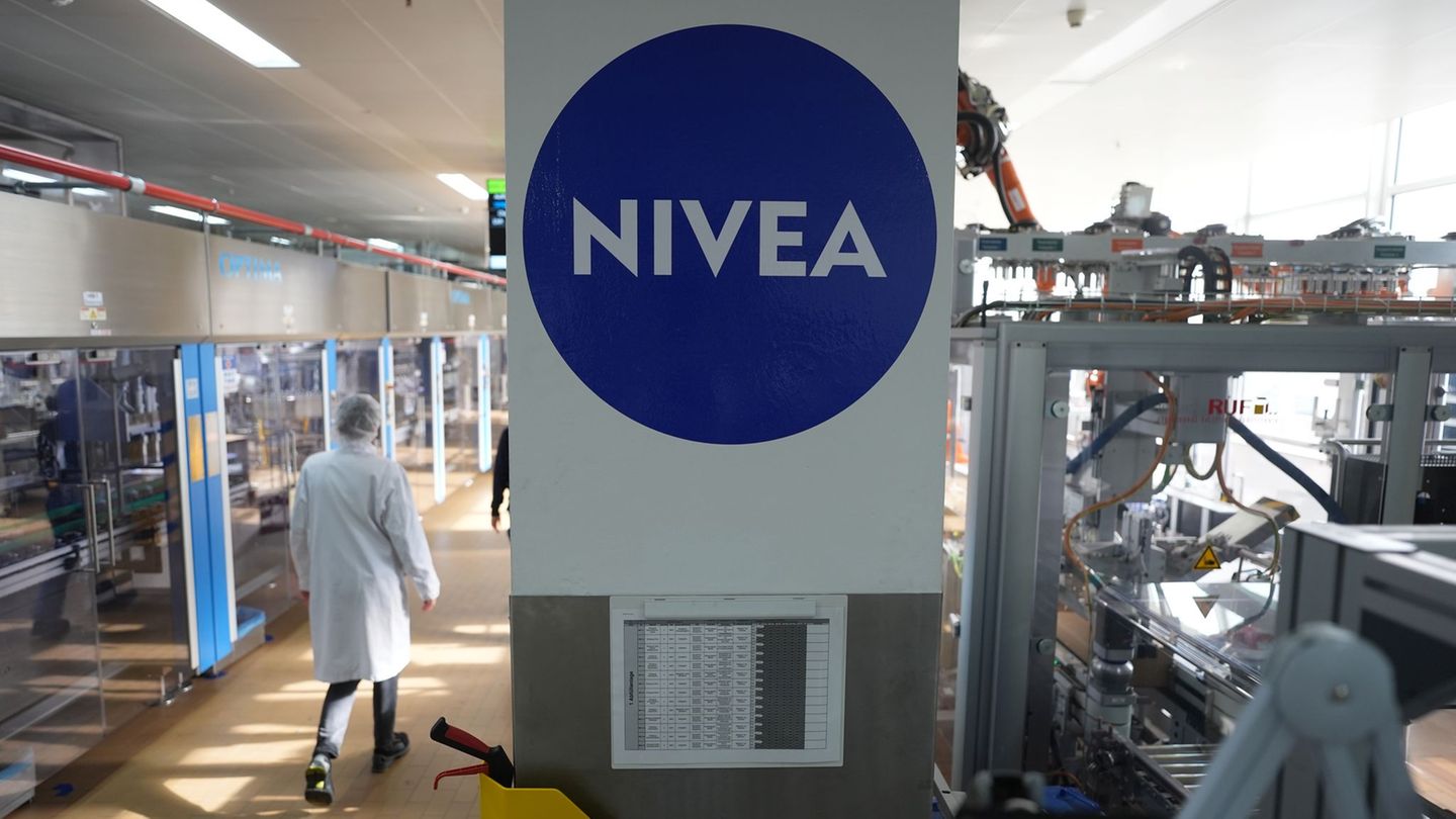 Eine Mitarbeiterin geht in Hamburg durch eine Nivea-Produktionshalle. (Archivbild) Foto: Marcus Brandt/dpa