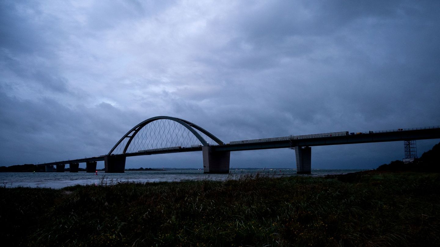 Das Sturmtief bringt Orkanböen bis 120 km/h an der Küste. (Symbolbild) Foto: Daniel Bockwoldt/dpa