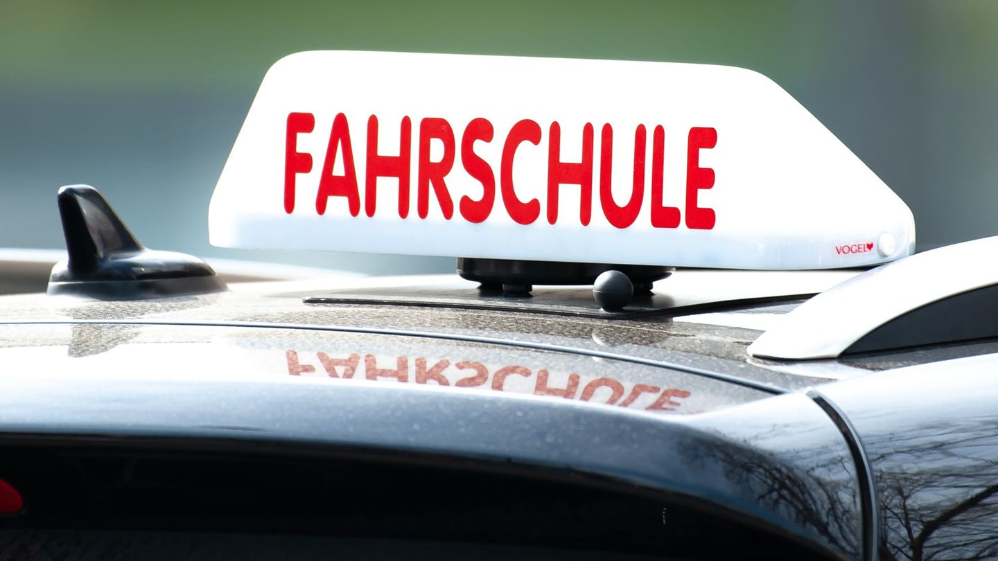 Es wird teurer, den Führerschein zu machen. (Symbolbild) Foto: Swen Pförtner/dpa
