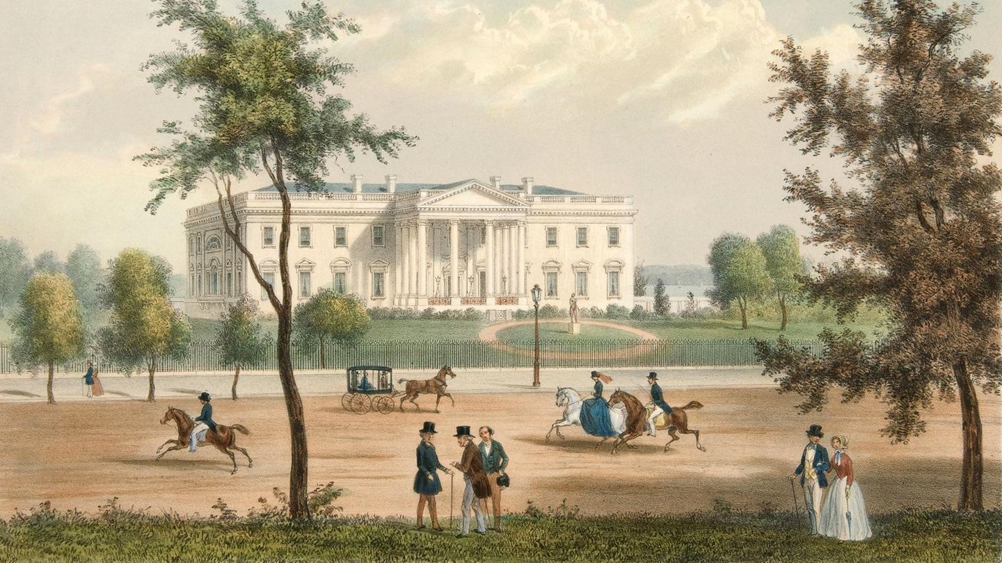 Washington: "Das dreckigste Loch, das ich je gesehen habe" soll Abigail Adams, Ehefrau des US-Präsidenten John Adams, das Weiße Haus genannt haben, als sie im Jahr 1800 als erste First Lady einzog. Kein Wunder: Das Gebäude war noch nicht fertig, hatte feuchte Wände und undichte Fenster. 1814 brannten britische Truppen es im Britisch-Amerikanischen-Krieg nieder, 1819 wurde es wieder aufgebaut. Unter Präsident Andrew Jackson bekam die ursprünglich glatte Nord-Fassade 1829/30 ein Portikus mit Säulen vorgesetzt. Hier eine Darstellung des Weißen Hauses von 1848 "Das dreckigste Loch, das ich je gesehen habe" soll Abigail Adams, Ehefrau des US-Präsidenten John Adams, das Weiße Haus genannt haben, als sie im Jahr 1800 als erste First Lady einzog. Kein Wunder: Das Gebäude war noch nicht fertig, hatte feuchte Wände und undichte Fenster. 1814 brannten britische Truppen es im Britisch-Amerikanischen-Krieg nieder, 1819 wurde es wieder aufgebaut. Unter Präsident Andrew Jackson bekam die ursprünglich glatte Nord-Fassade 1829/30 ein Portikus mit Säulen vorgesetzt. Hier eine Darstellung des Weißen Hauses von 1848