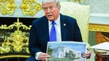 Donald Trump zeigt eine Grafik der Außenansicht eines Ballsaals, den er am White House bauen lässt Donald Trump zeigt eine Grafik der Außenansicht eines Ballsaals, den er am White House bauen lässt