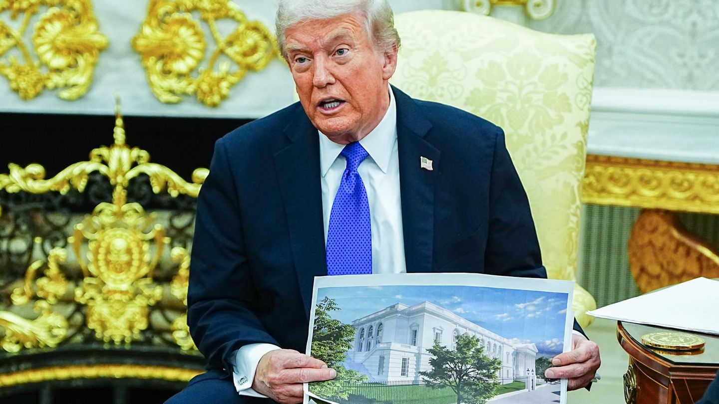 Donald Trump zeigt eine Grafik der Außenansicht eines Ballsaals, den er am White House bauen lässt Donald Trump zeigt eine Grafik der Außenansicht eines Ballsaals, den er am White House bauen lässt