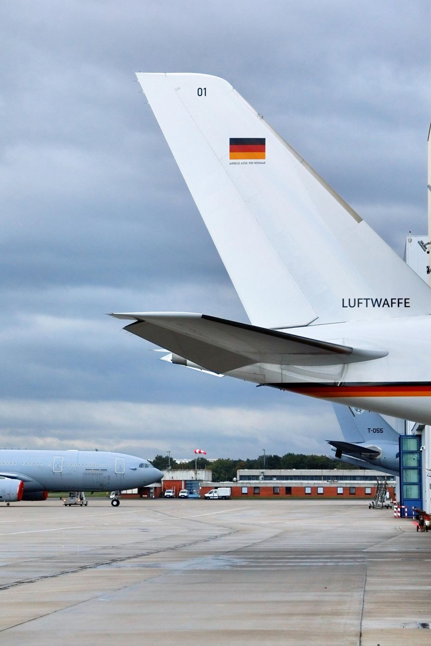 Endteil vom Regierungsflieger mit der Aufschrift ,,Luftwaffe''