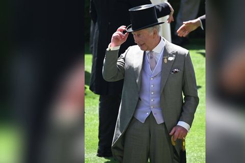 König Charles mag klassische Anzüge, aber auch Farbtupfer und auffällige Accessoires.