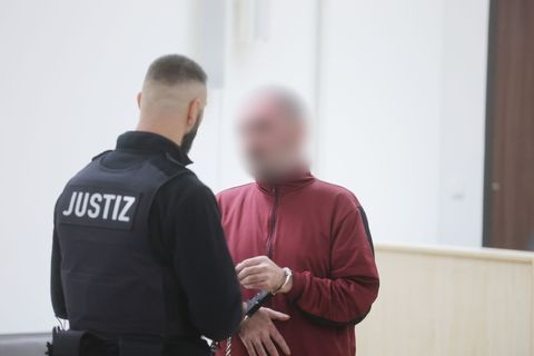 Der Angeklagte ließ über seinen Verteidiger erklären, dass er die Tat zutiefst bereue. Foto: Bodo Schackow/dpa