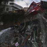 Um Platz für einen pompösen Ballsaal zu schaffen, wird nach den Worten von US-Präsident Donald Trump nun fast der komplette Ostflügel des Weißen Hauses abgerissen. Seit dem 20. Oktober sind Abrissbagger im Einsatz. Im Ostflügel befinden sich traditionell die Büros der First Lady, Melania Trump hält sich allerdings nur sporadisch in Washington auf.  In Onlinemedien warfen US-Bürger dem Präsidenten Verschwendung und einen symbolischen Abriss der Demokratie vor. Das Weiße Haus gilt in den USA als "Haus des Volkes"