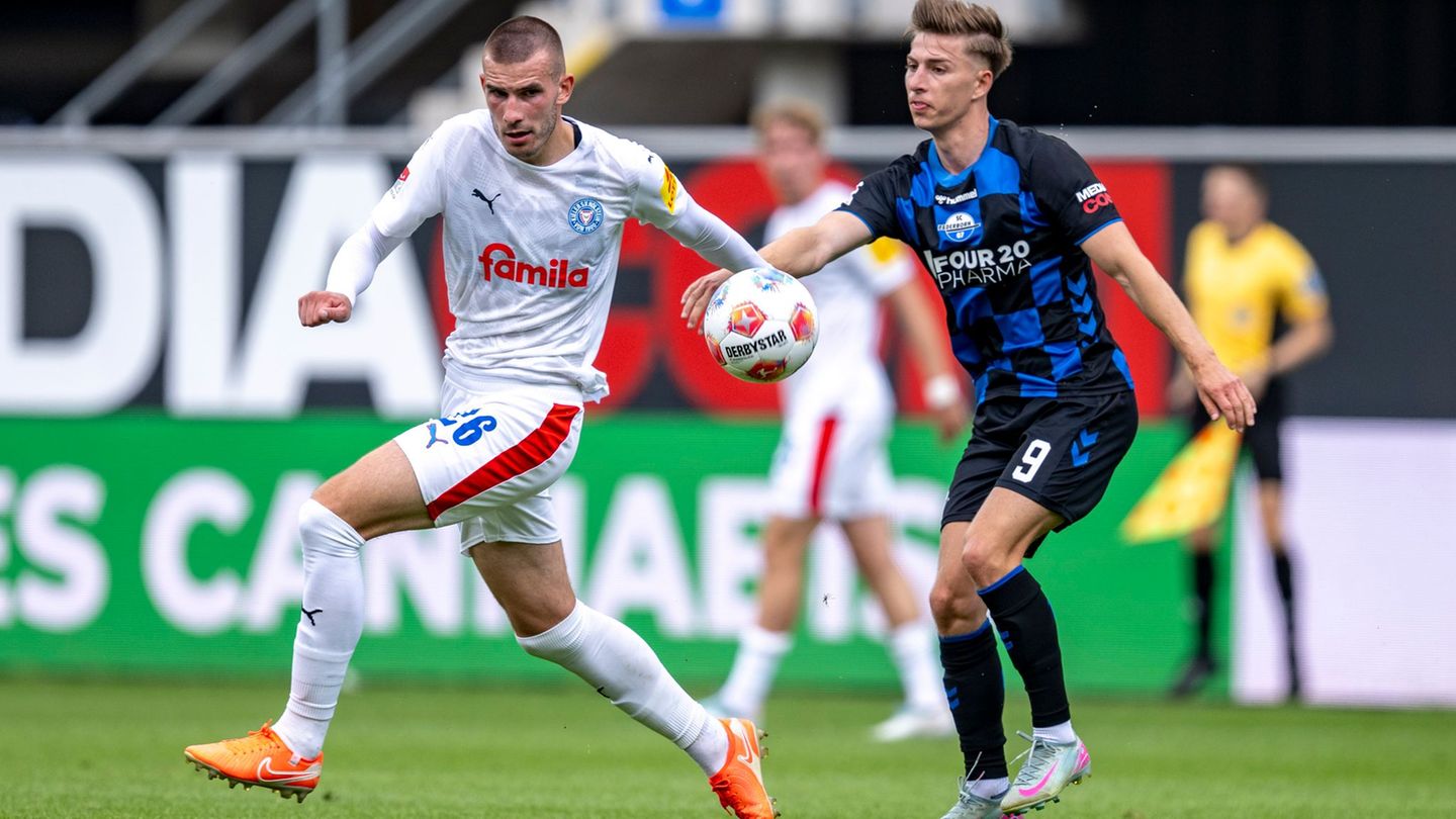 Holstein Kiels David Zec (l) ist im Heimspiel gegen den VfL Bochum gesperrt. Foto: David Inderlied/dpa