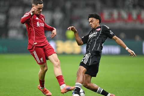 Spielte sich selbst aus und Eintracht Frankfurt um Nathaniel Brown (r) noch tiefer in die Krise: Liverpools Florian Wirtz (l). F