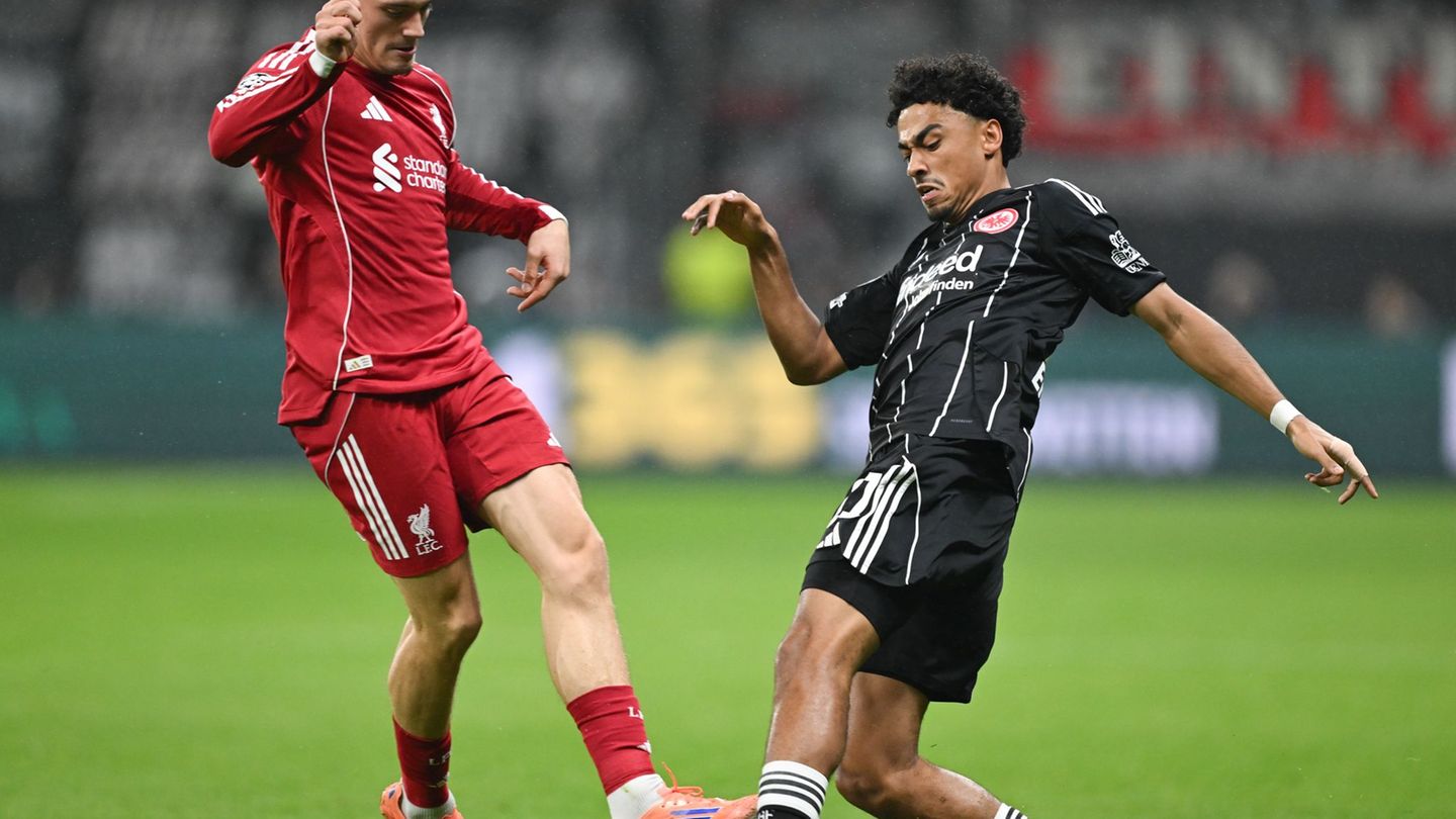 Spielte sich selbst aus und Eintracht Frankfurt um Nathaniel Brown (r) noch tiefer in die Krise: Liverpools Florian Wirtz (l). F