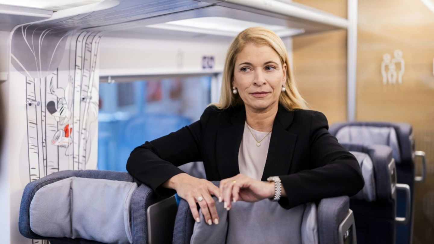 Evelyn Palla in einem neuen ICE L der Deutschen Bahn
