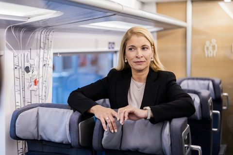 Evelyn Palla in einem neuen ICE L der Deutschen Bahn