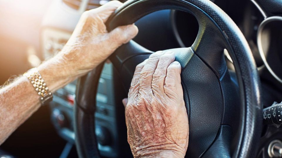 Senior hat einen Führerschein und fährt Auto Senior hat einen Führerschein und fährt Auto