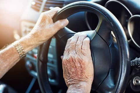 Senior hat einen Führerschein und fährt Auto