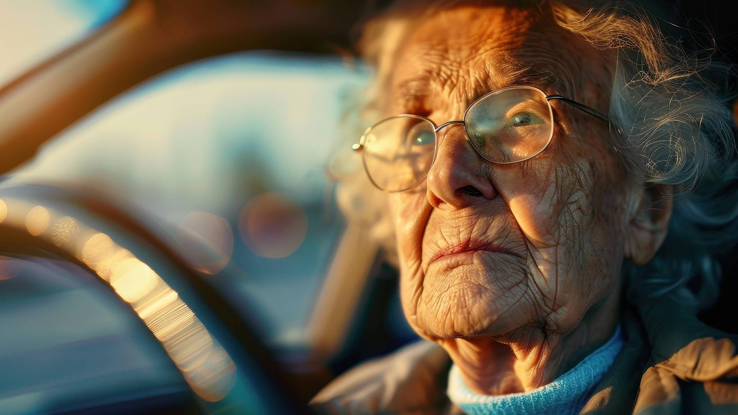 Ältere Frau hat einen Führerschein und fährt Auto Ältere Frau hat einen Führerschein und fährt Auto