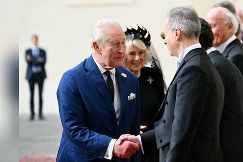 König Charles und Königin Camilla begrüßen bei ihrer Ankunft Repräsentanten des Vatikans.