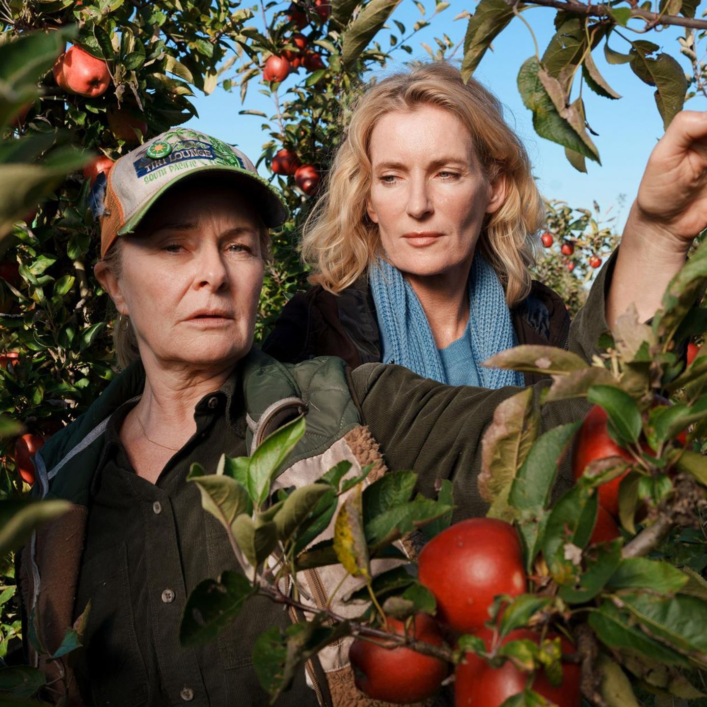 Charlotte Lindholm (Maria Furtwängler, r.) ermittelt im "Tatort: Letzte Ernte" auf dem Hof der Bäuerin Marlies Feldhusen (Lina Wendel, l.)
